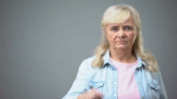 Δυστυχισμένος Ηλικιωμένοι Γυναίκα Που Δείχνει Μακριά Χειρονομία Κάμερα Δυσαρεστήθηκε Την — Αρχείο Βίντεο