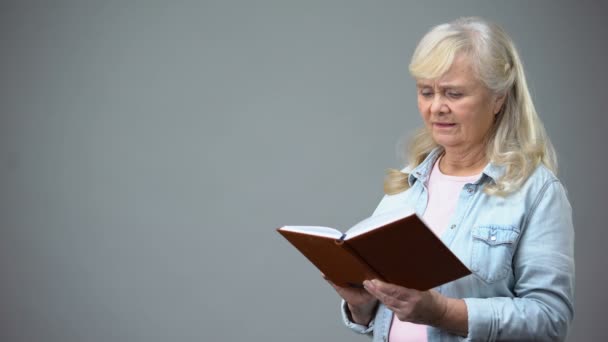 Femme Âgée Ayant Des Problèmes Avec Livre Lecture Mauvaise Vision — Video