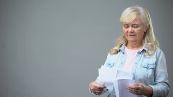 Kötü Haber Sağlık Test Sonuçlarını Alma Mutsuz Yaşlı Kadın Mektup — Stok video