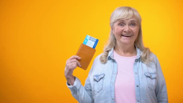 Señora Jubilada Feliz Mostrando Pasaporte Boletos Publicidad Agencia Viajes — Vídeo de stock