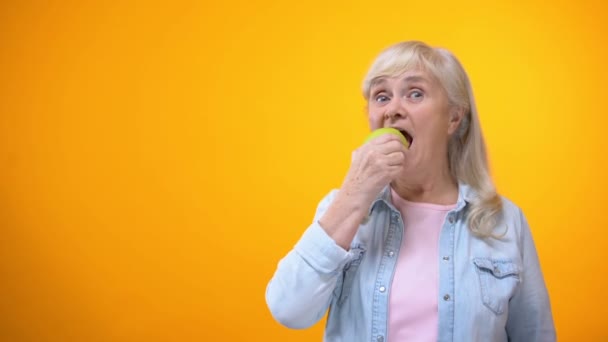 Optymistyczne Starszej Pani Gryzienie Świeże Zielone Jabłko Zdrowe Zęby Stomatologia — Wideo stockowe