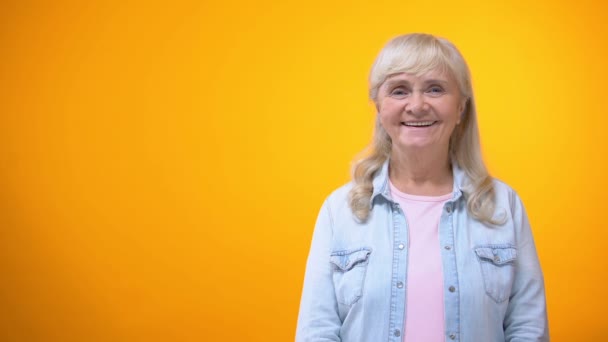 Alegre Señora Anciana Mirando Cámara Sonriendo Cliente Feliz Con Servicio — Vídeo de stock