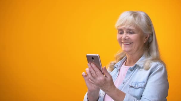 快乐的老年女士滚动智能手机 在线医疗服务 — 图库视频影像