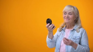 İyimser aynaya bakmak ve emekliler için dating ruj uygulamak Bayan yaşlı