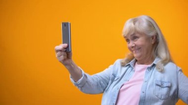 İyimser üst düzey kadın alarak selfie Smartphone, modern teknolojileri