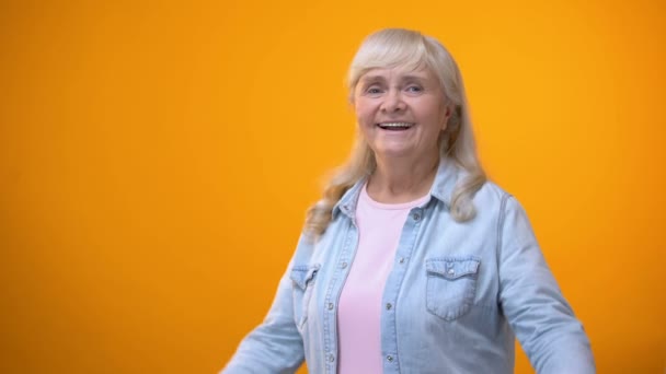 陽気な驚いた老婦人は満足のニュース 割引および休日の販売 — ストック動画