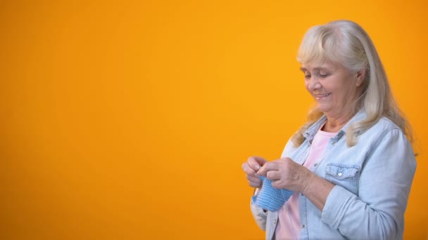 Mulher Envelhecida Alegre Tricô Sorrindo Para Câmera Tradições Familiares Hobby — Vídeo de Stock