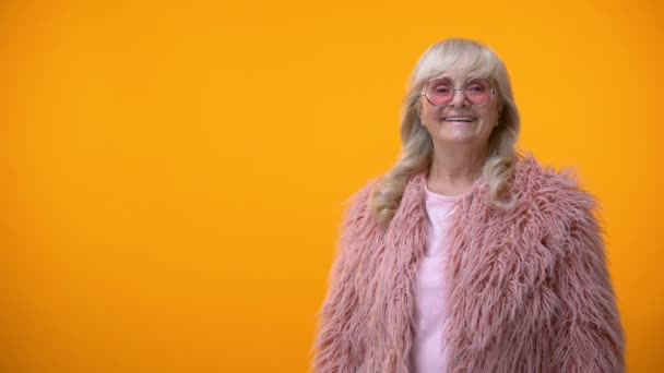 Donna Anziana Positiva Cappotto Rosa Occhiali Sole Rotondi Che Attraversano — Video Stock