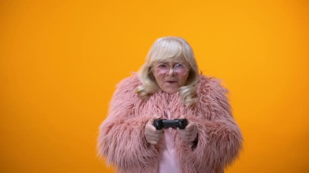 有趣的老年妇女与操纵杆假装玩电子游戏 爱好和休闲 — 图库视频影像