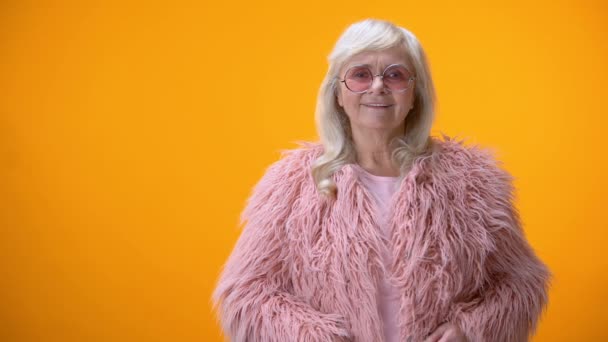 Envejecimiento Mujer Positiva Quitarse Las Gafas Mirando Directamente Cámara Escrutinio — Vídeo de stock