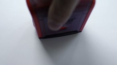 Sansürlü mühür boş kağıt arka planda, düşünce özgürlüğü ve bilgi damgalı