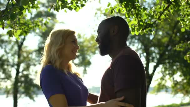 Liebendes Gemischtes Rassenpaar Das Einander Ansieht Und Zärtliche Gefühle Empfindet — Stockvideo