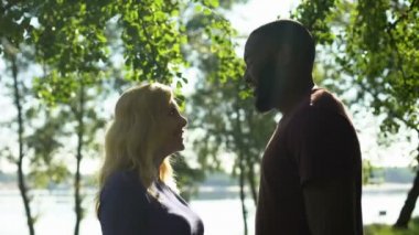 Kalp şekli el Irklararası evlilik ile gösterilen aşk karışık yarış çift