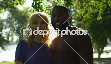 Irklararası çift başparmak gösterilmesini gülümseyen ve kameraya, ilişki arıyorum