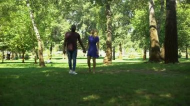 Park, adam diz çökmüş sürpriz nişan yüzük, mutlu çift teklifle yapar