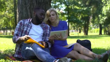 Kaç alışveriş online, e-alışveriş elbise seçme tablet bilgisayarda