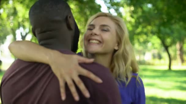 Mujer Alegre Abrazando Futuro Marido Mostrando Anillo Compromiso Pareja — Vídeo de stock