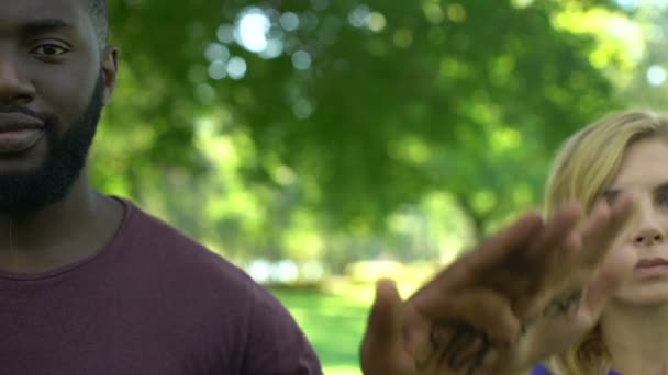 Afro Amerikai Férfi Kaukázusi Palms Stop Rasszizmus Kifejezést Mutatja — Stock videók