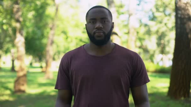Afrikanska Mannen Visar Rasism Stoppskylt Nationellt Problem Lika Rättigheter Missbruk — Stockvideo