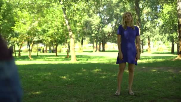 Petit Ami Afro Américain Cachant Bouquet Fleurs Derrière Parc Surprise — Video