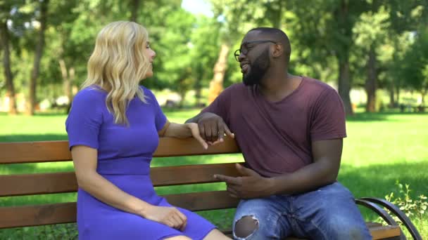 Coqueteando Pareja Sentada Banco Parque Hablando Pasando Tiempo Juntos — Vídeo de stock