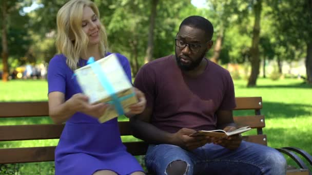 Hombre Afroamericano Leyendo Libro Parque Sorprendiendo Amiga Presente — Vídeo de stock