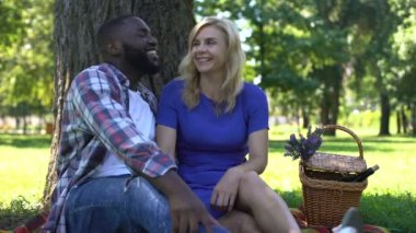 Söylentiler kadının kulağına fısıldayarak ve gülüyor, eğleniyor Afro-Amerikan adam