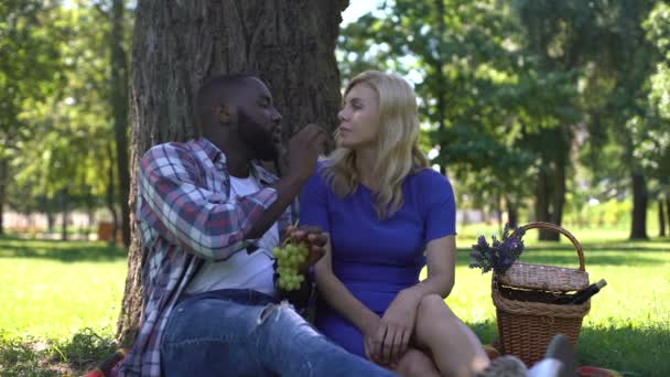 Pareja Raza Mixta Comiendo Uvas Parque Hablando Pasando Tiempo Juntos — Vídeos de Stock