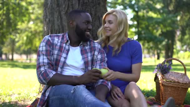 Pareja Cariñosa Mostrando Manzanas Verdes Cámara Eligiendo Productos Saludables — Vídeos de Stock