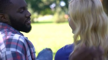 Adam kız saç dokunmak ihale, arkadan karışık yarış çift aşık görünüşü