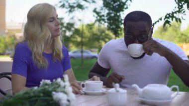 Yeni tür Çin çay tadımı, ilişkileri hakkında konuşurken aşıklar çifti