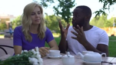 Kadın Afro-Amerikan adam ve kafede, kahve içme sıkılmış kötü tarihi
