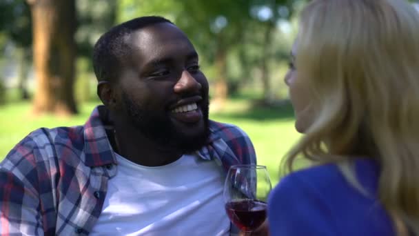 Pareja Feliz Bebiendo Vino Viejo Caro Disfrutando Del Alcohol Envejecido — Vídeos de Stock