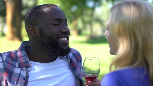 満足しているカップルがワインを飲むガラスをチリンと ロマンチックな屋外デートのキス — ストック動画