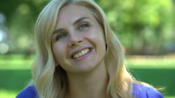 美丽的妇女的特写镜头微笑和喝酒在城市公园 休闲时间 — 图库视频影像