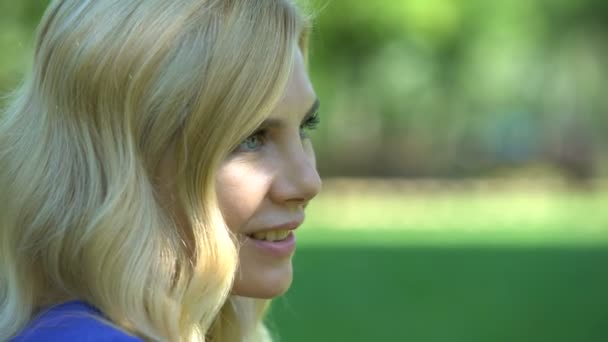 Primer Plano Mujer Bonita Sonriendo Bebiendo Vino Parque Ciudad Tiempo — Vídeo de stock