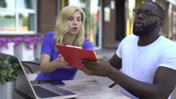 Nervöse Geschäftsleute Argumentieren Schauen Auf Laptop Und Pappe Probleme — Stockvideo