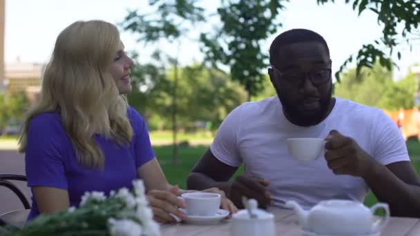 Man Vertellen Compliment Aan Mooie Meisje Café Tedere Gevoelens Datum — Stockvideo