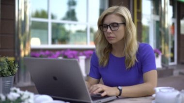 Bilgisayarda, stresli yaşam tarzı çalışırken migren muzdarip kadın