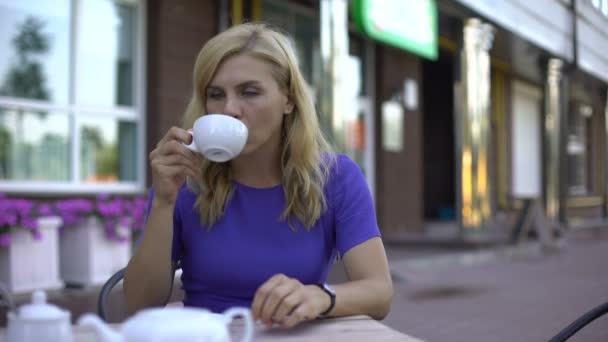 Леди Ждет Бойфренда Кафе Открытом Воздухе Мужчина Представляет Букет Цветов — стоковое видео