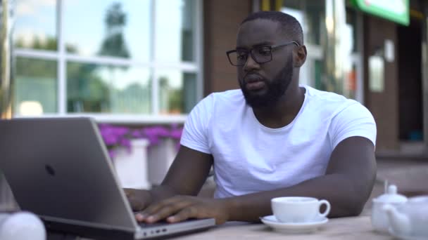 Man Använder Laptop Upprörd Med Arbetslöshet Arbetsmarknaden Krisen Sök Jobb — Stockvideo