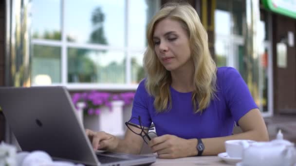 Donna Affari Sconvolta Stanca Lavoro Noioso Digitando Sul Computer Portatile — Video Stock