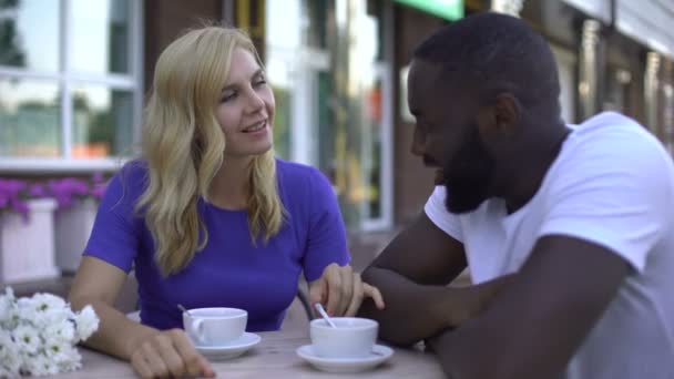Romantyczny Daty Wielorasowe Pary Blond Kobieta Flirtuje Brodaty Mężczyzna Miłość — Wideo stockowe
