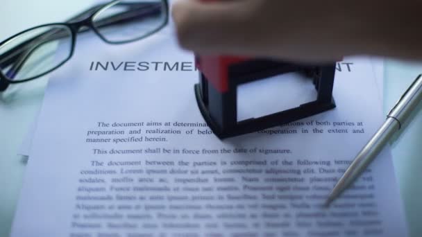 Инвестиционное Соглашение Ожидании Чиновники Вручают Печать Бизнес Документе — стоковое видео