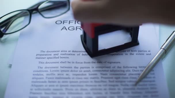 办公室租赁协议被拒绝 手工盖章在业务文件上 — 图库视频影像
