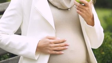 Büyük göbek ısırma elma, acı toxicosis, duygu hasta ile hamile kadın