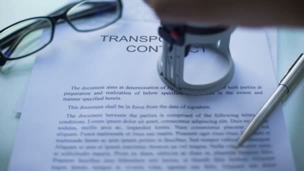 Approvazione Del Contratto Trasporto Timbro Mano Sul Documento Commerciale Chiusura — Video Stock