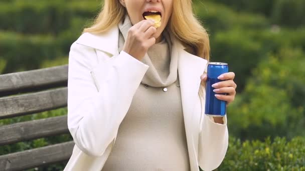 女性不健康な軽食を食べたり飲んだりソーダ 有害な栄養妊娠 — ストック動画