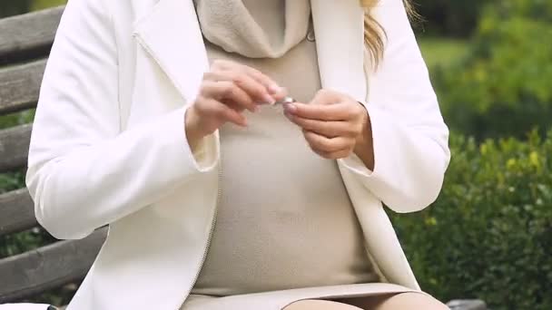 Schwangere Mit Migräne Nimmt Schmerzmittel Drohung Mit Medikamenten Für Baby — Stockvideo