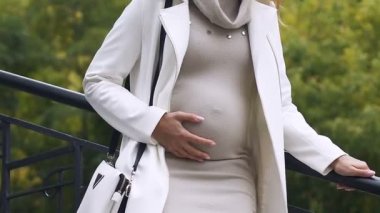 Büyük göbek mide, erken teslim riskini güçlü acı acı ile genç bayan